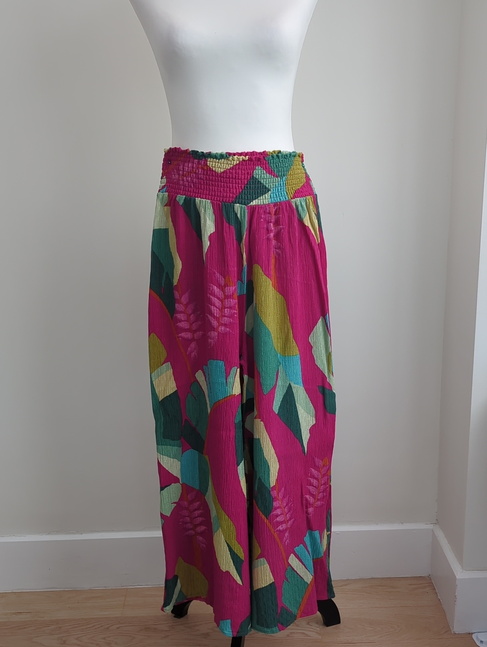 RACHEL Rachel Roy Tropical Hot Pink Smocked Wide-Leg Pants With Palm Pattern - Picture 4 of 8